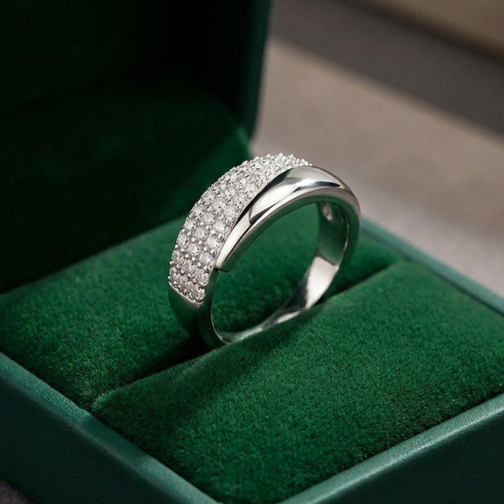 Chic Gold Ring Featuring a Dazzling Gemstone