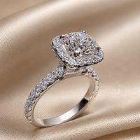 Elegant White Gold Ring Featuring Inlaid Zirconia