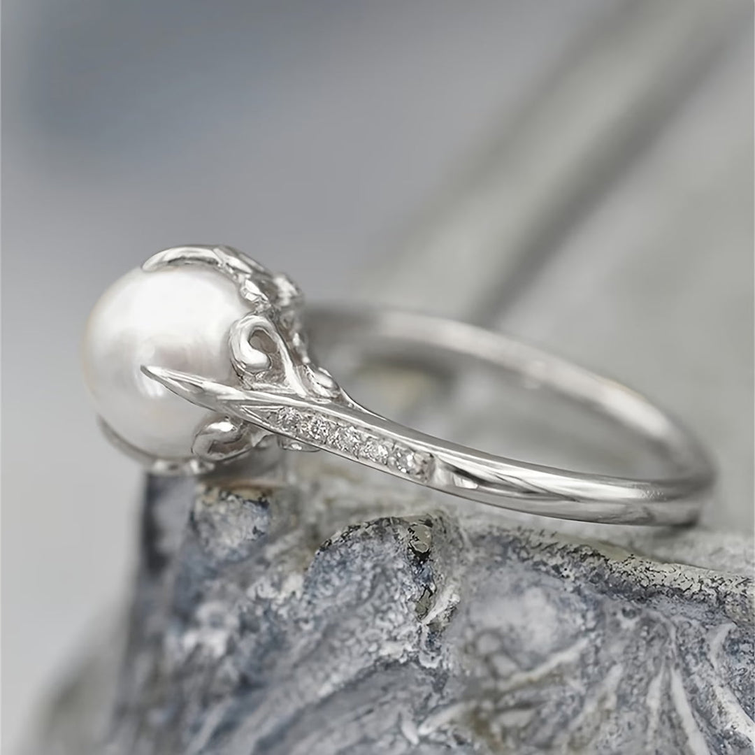 Delicate Ring in Pearls and Crystals