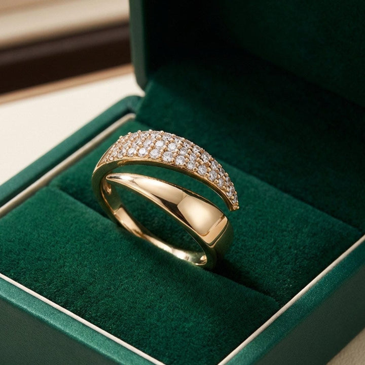 Chic Gold Ring Featuring a Dazzling Gemstone