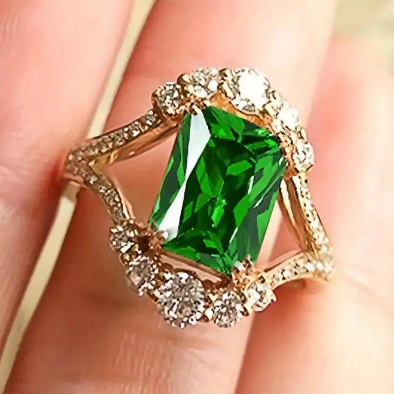 Eloria™ - Ring with Emerald Gemstone