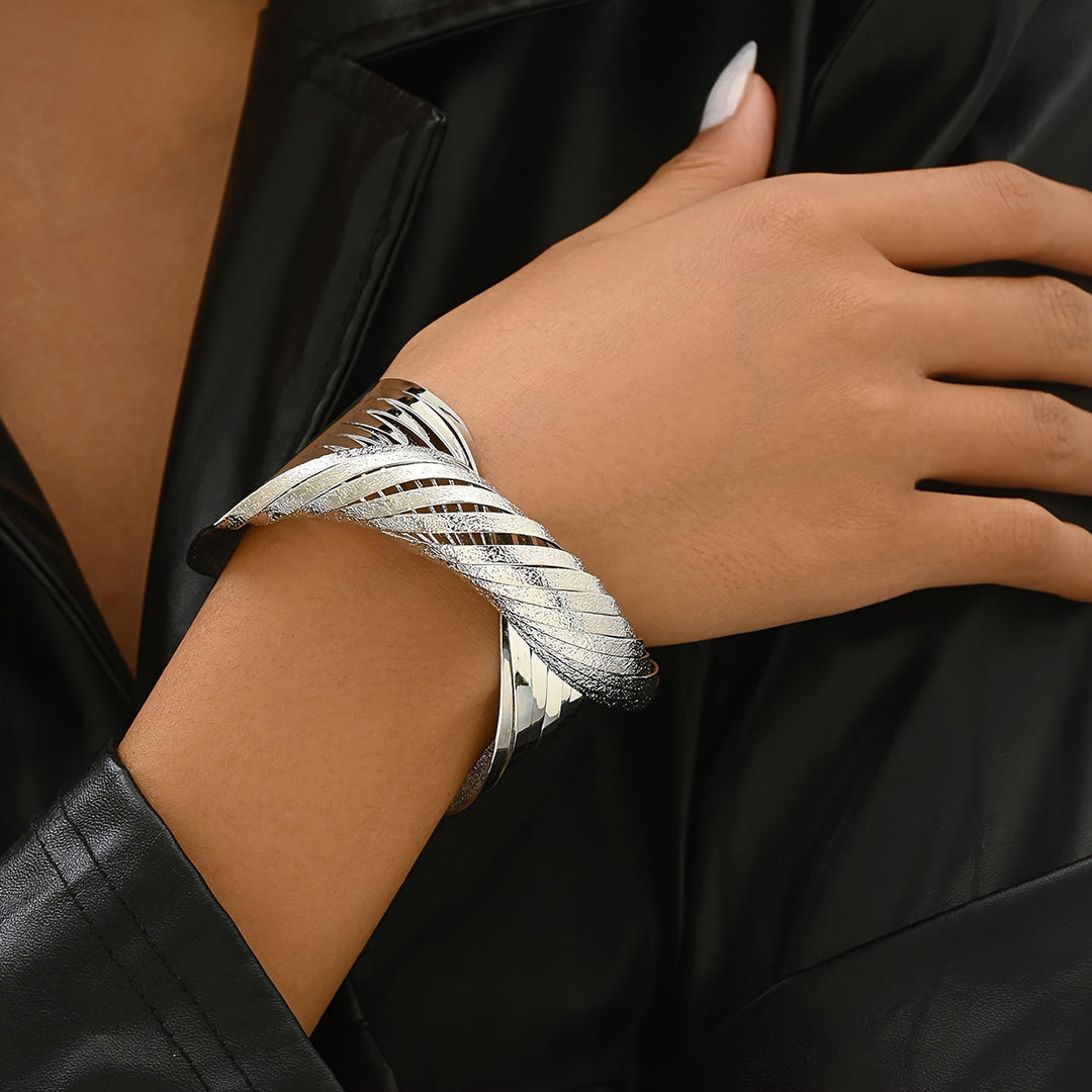 White Gold Bracelet with Matte Finish and Twisted Line Design