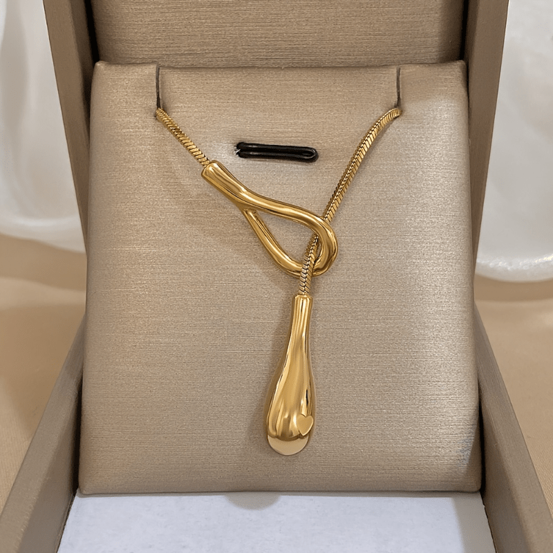 Vintage Teardrop Pendant Necklace in White Gold