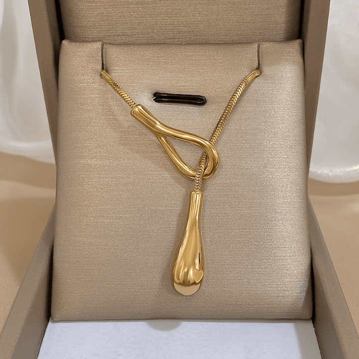 Vintage Teardrop Pendant Necklace in White Gold