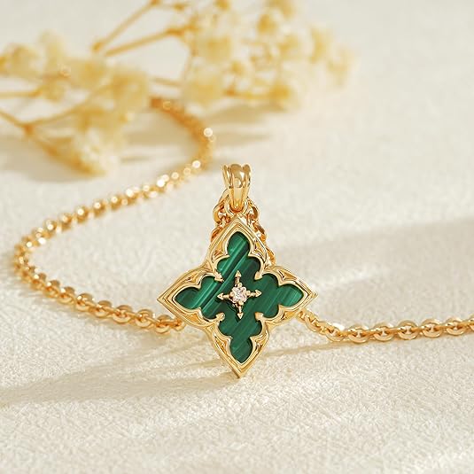 Tiana™ - Collana con Pendente a Trifoglio in Oro e Smeraldo