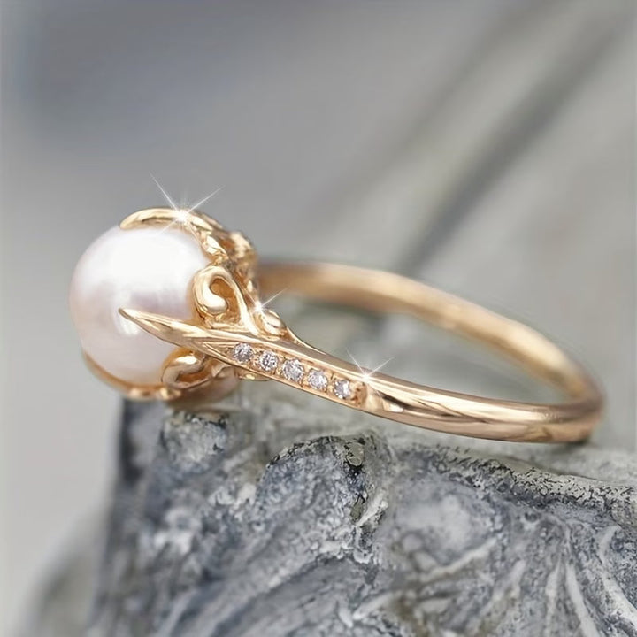 Delicate Ring in Pearls and Crystals
