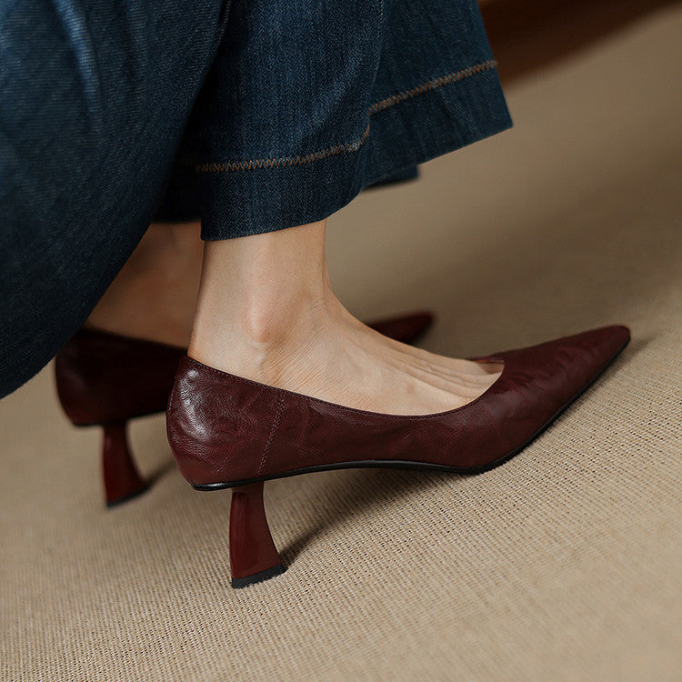 Maureen pumps, close-up of refined pointed toe