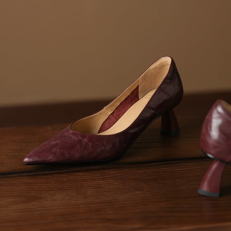 Maureen pumps, detail of clean vamp