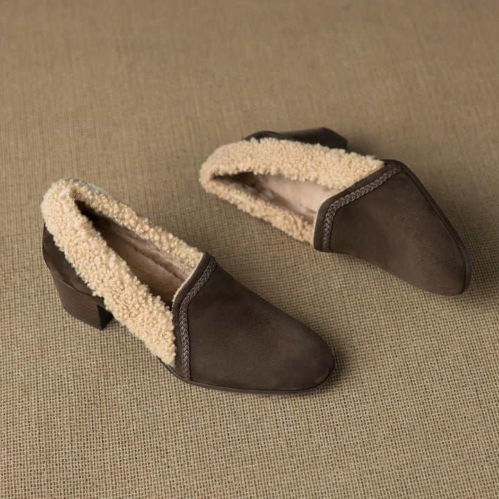 Dolores heels, detail of deep-cut silhouette