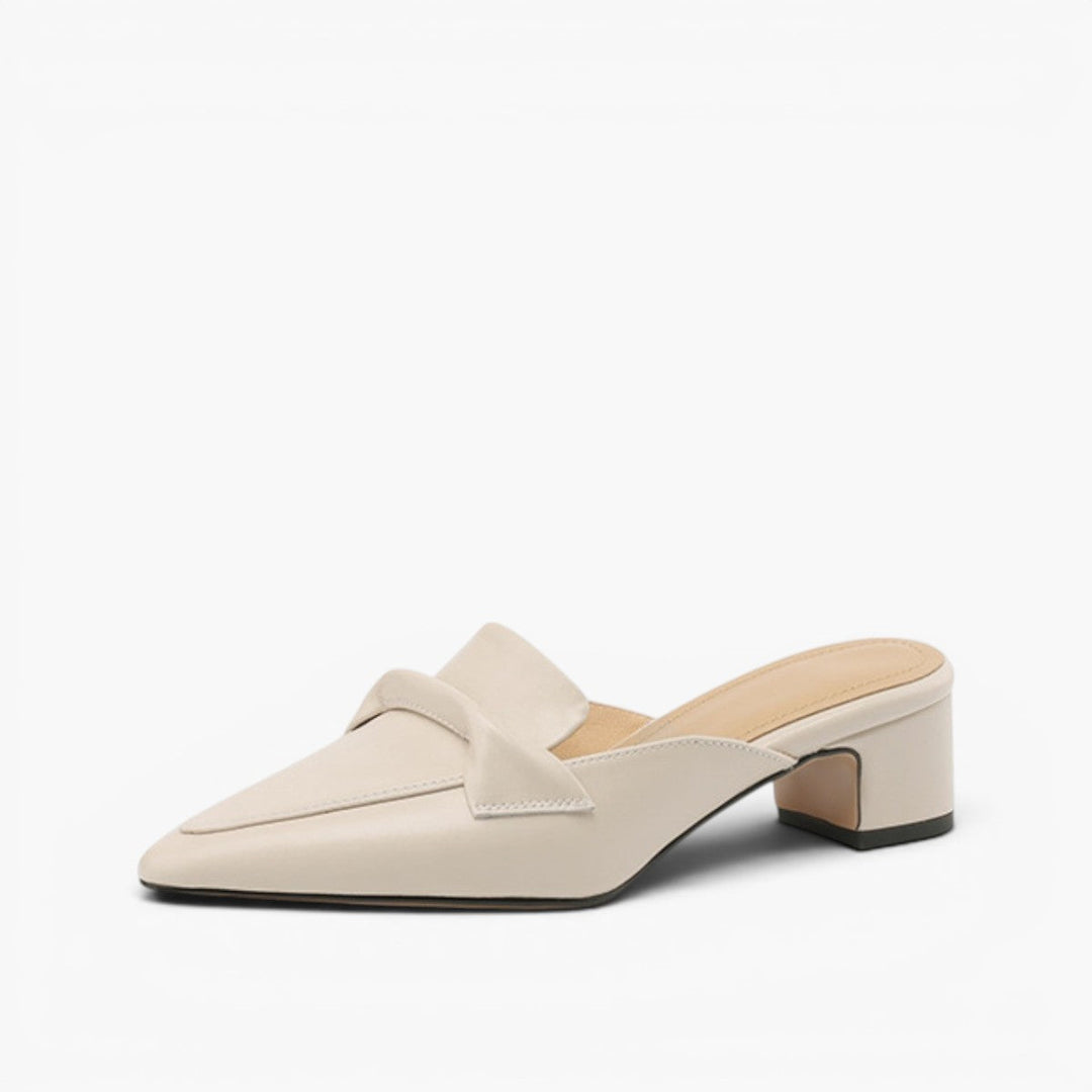 Cushioned insole of a pointed leather mule