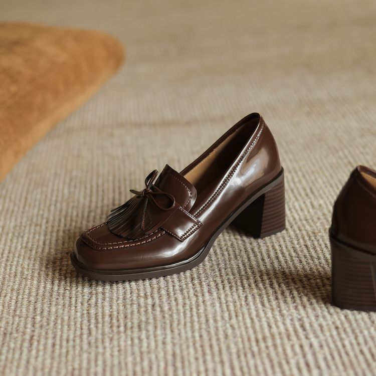 Tabitha pumps, detail of high-shine leather upper