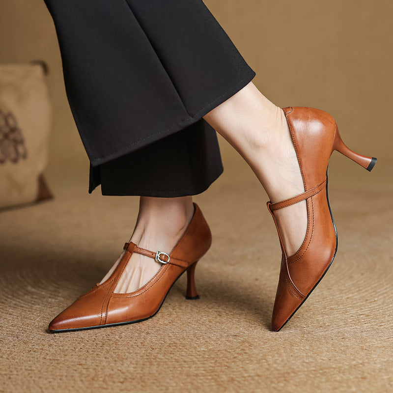 Evelyn pumps, close-up of pointed toe
