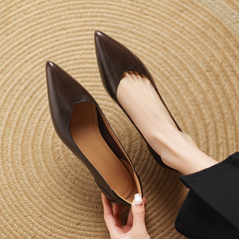 Soft pigskin insole of a sculpted leather pump