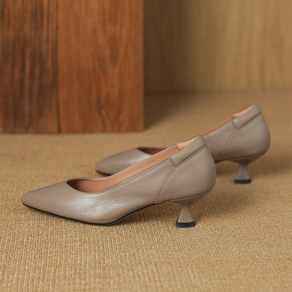 Yvonne pumps, detail of sculpted kitten heel
