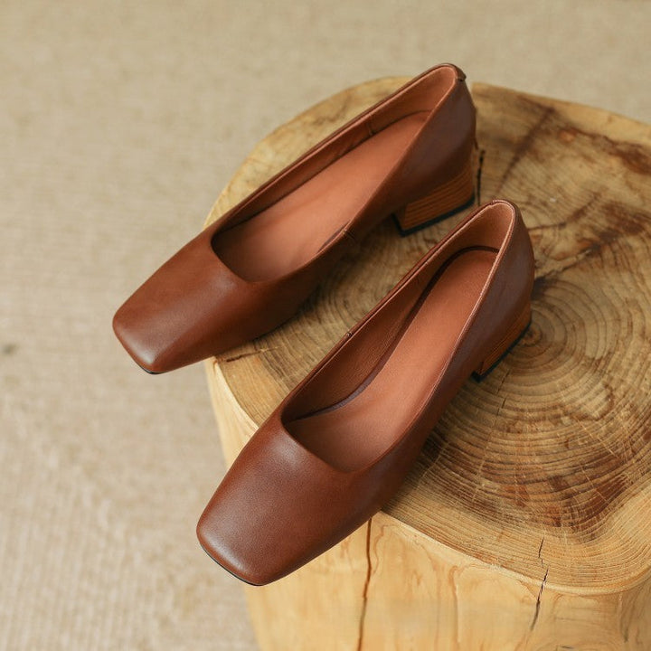 Cushioned leather insole of a square-toe low pump
