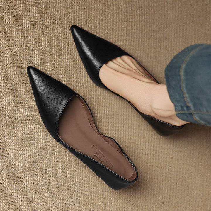 Breathable lambskin lining of a leather kitten heel pump