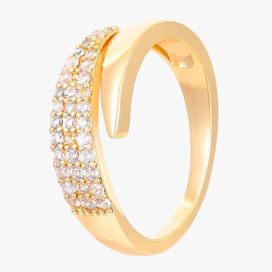 Chic Gold Ring Featuring a Dazzling Gemstone