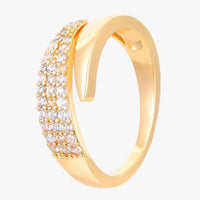 Chic Gold Ring Featuring a Dazzling Gemstone