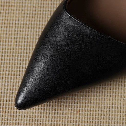 Pointed-toe detail of a leather kitten heel pump