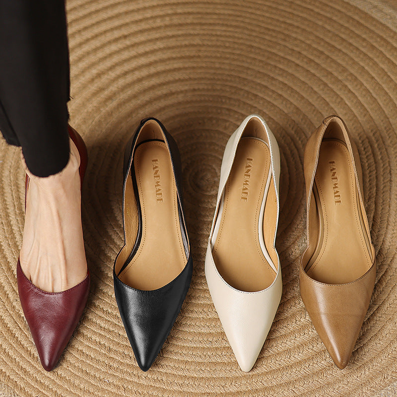 Pointed leather pump, angled heel view