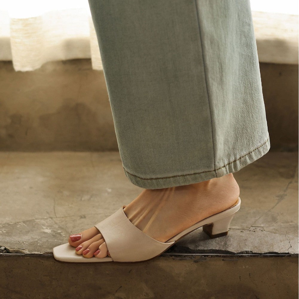 Sole and wedge detail of Nadine leather mules