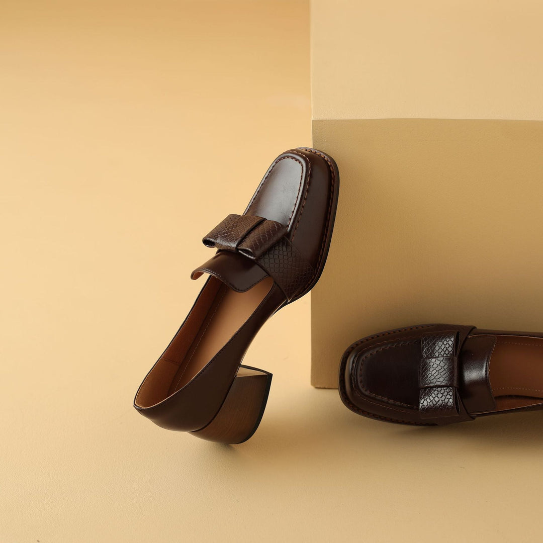 Cushioned insole of a bow leather loafer pump