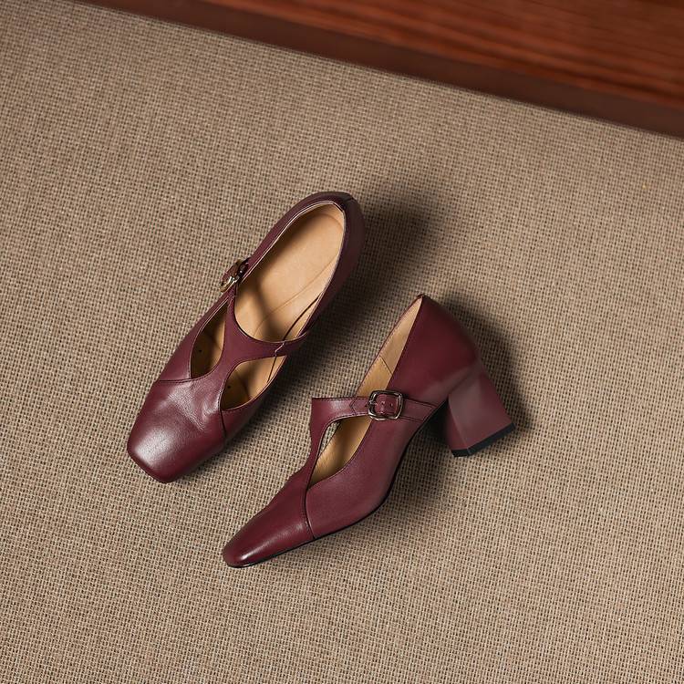 Doris heels, cushioned leather insole detail