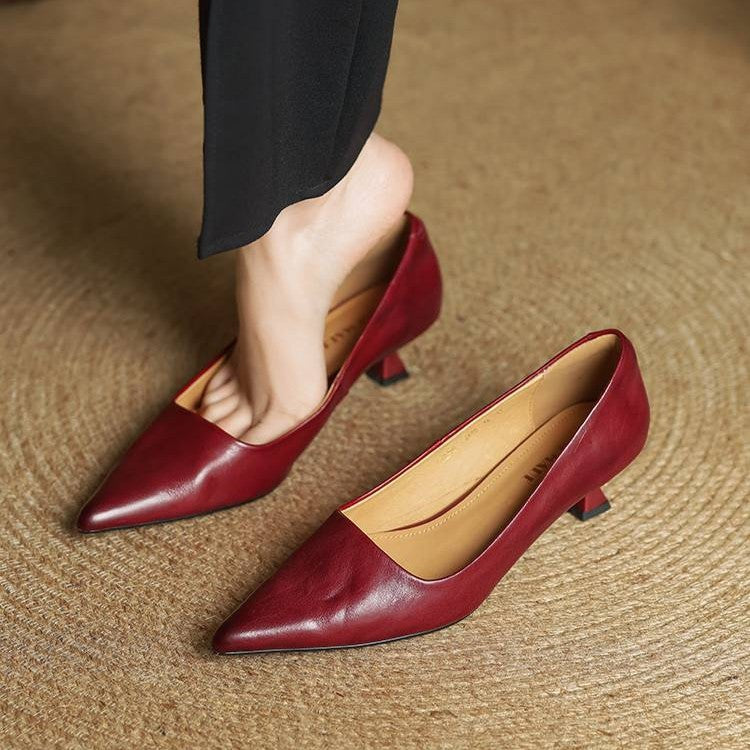 Leather kitten heel pump, angled heel view