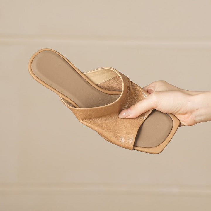 Sole and wedge detail of Gloria leather mules