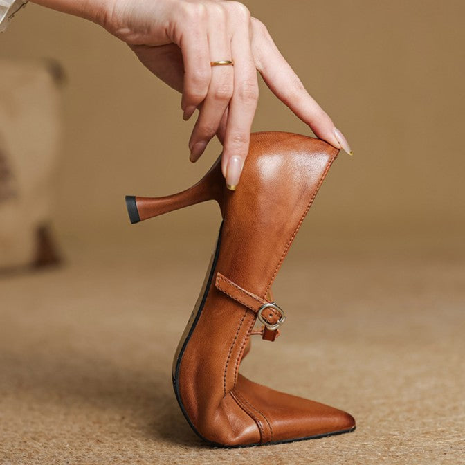 Evelyn pumps, detail of slender T-strap
