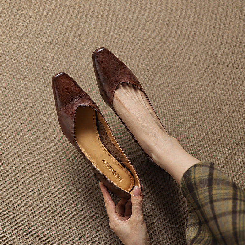 Cushioned leather insole of a square-toe pump