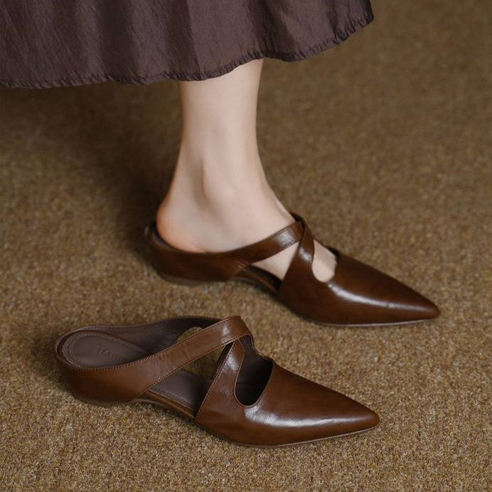 Cushioned leather insole of a cross-strap mule