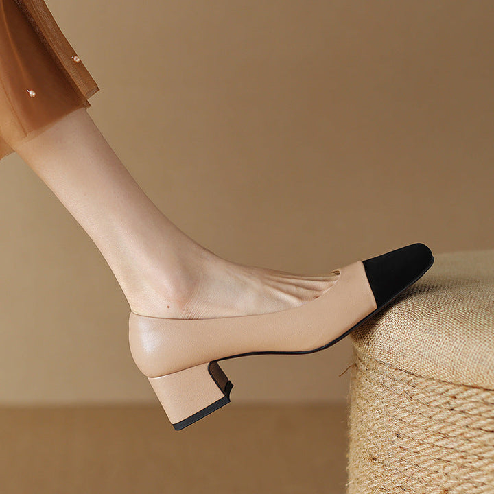 Roberta pumps, close-up of textured contrast cap