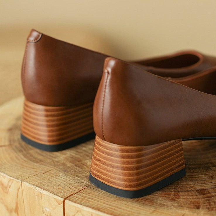 Square-toe leather low pump, angled heel view