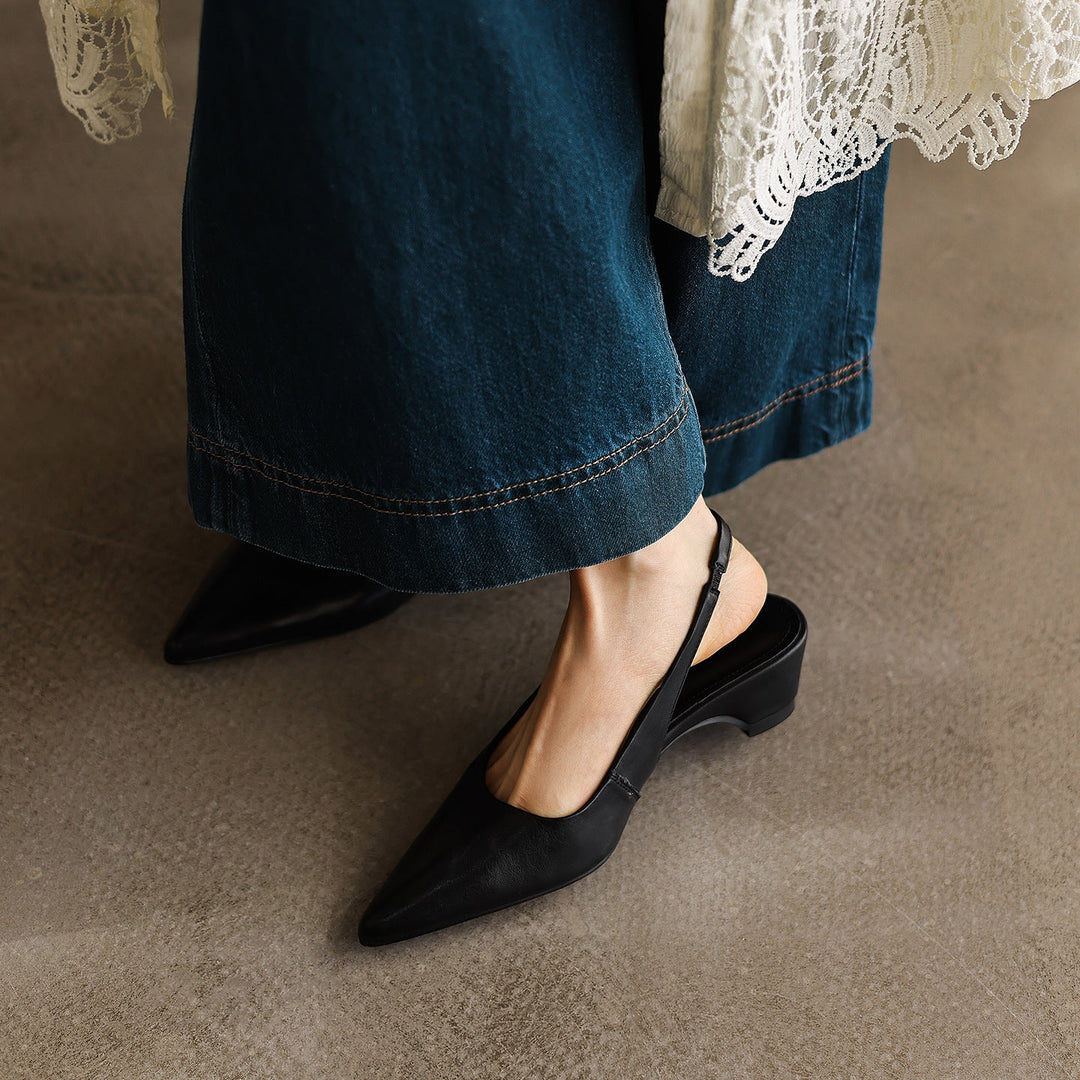 Cushioned leather insole of a sculpted slingback