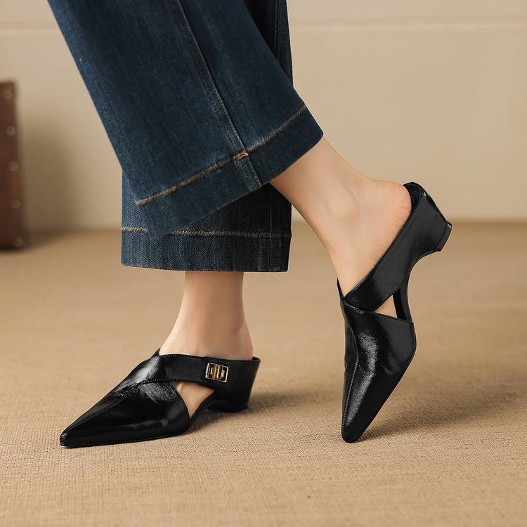 Cushioned leather lining of a pointed heeled mule
