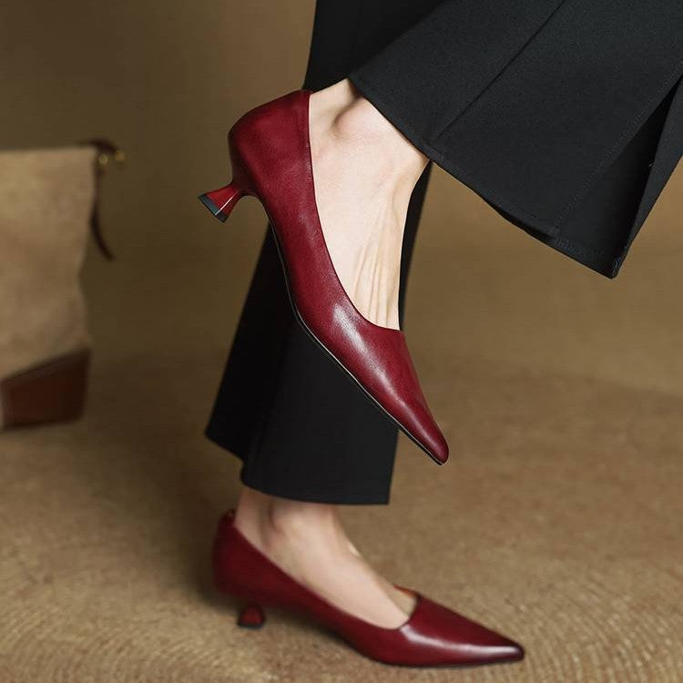 Soft leather lining and insole of a kitten heel pump