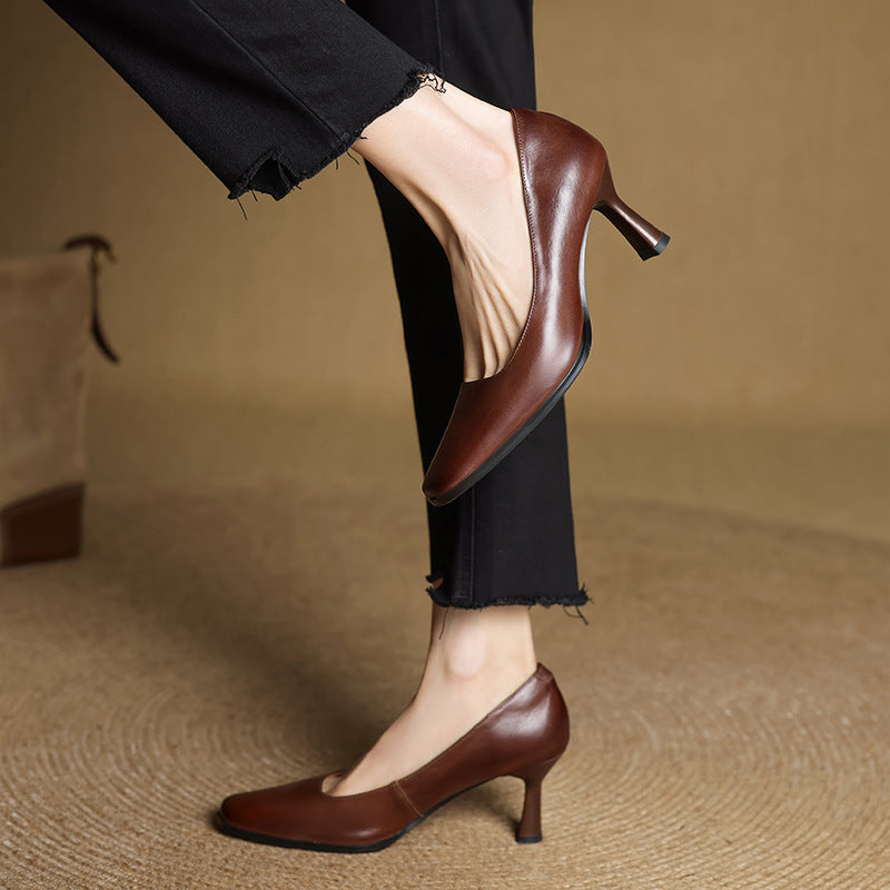 Close-up of mid heel on Lorena leather pumps