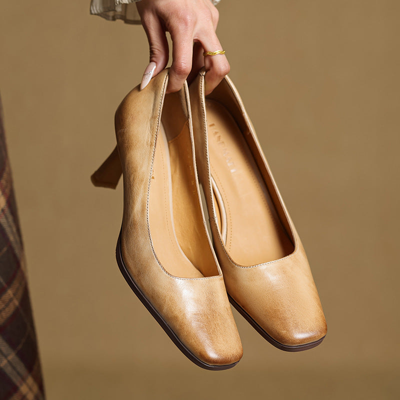 Lorena pumps, detail of sculpted heel
