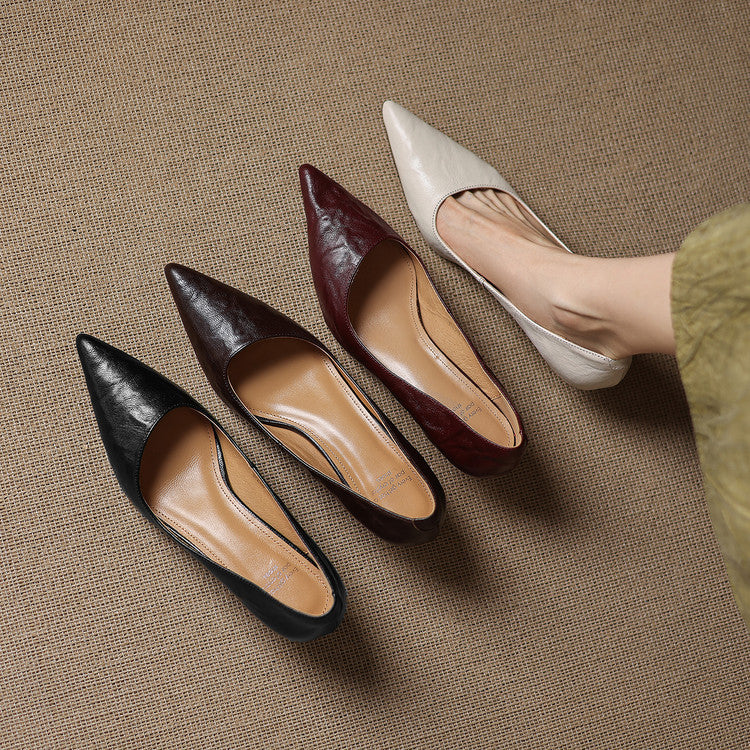 Pointed leather low pump, angled heel view