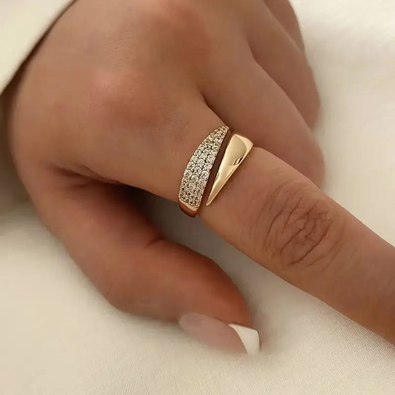 Chic Gold Ring Featuring a Dazzling Gemstone