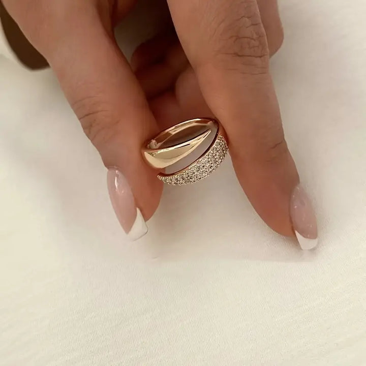 Chic Gold Ring Featuring a Dazzling Gemstone