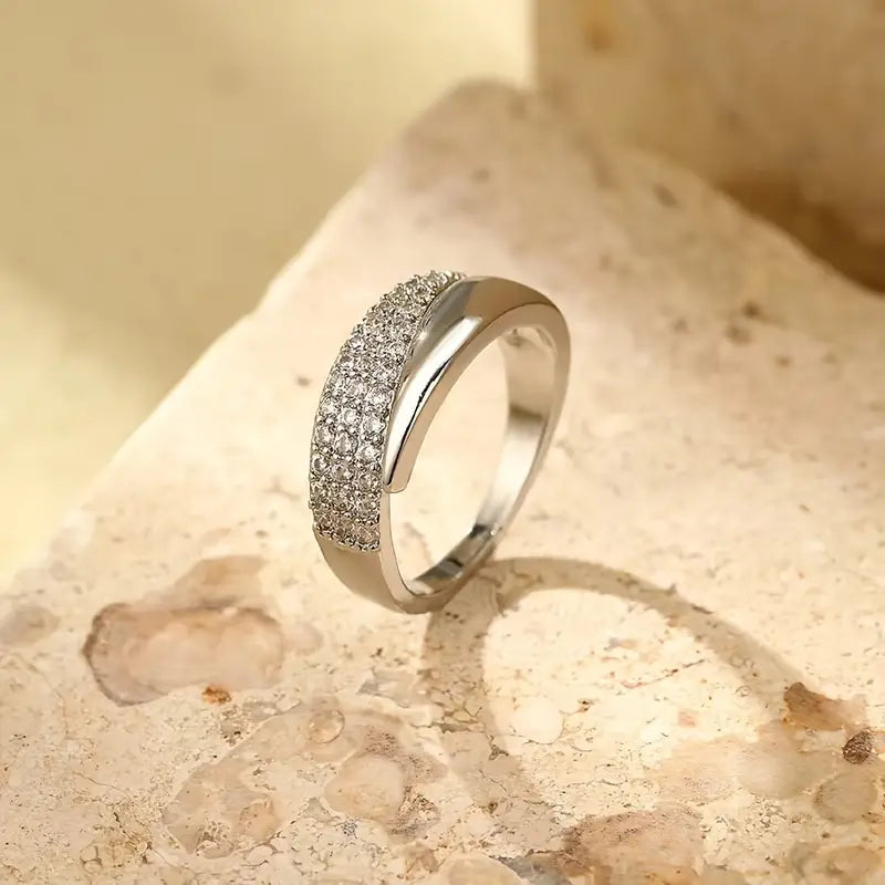 Chic Gold Ring Featuring a Dazzling Gemstone