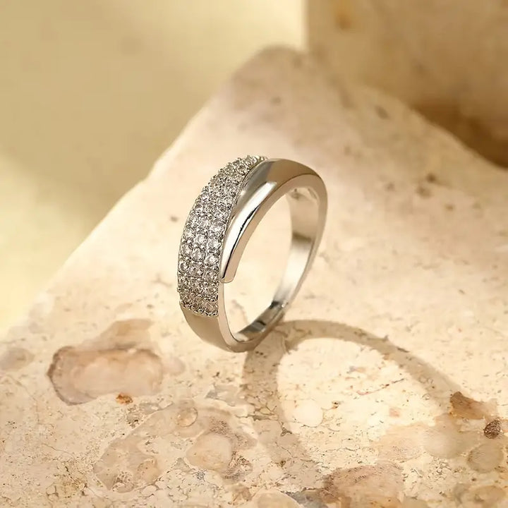 Chic Gold Ring Featuring a Dazzling Gemstone