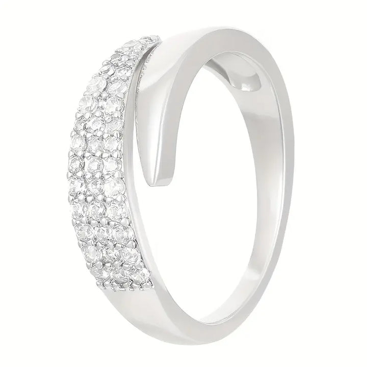 Chic Gold Ring Featuring a Dazzling Gemstone