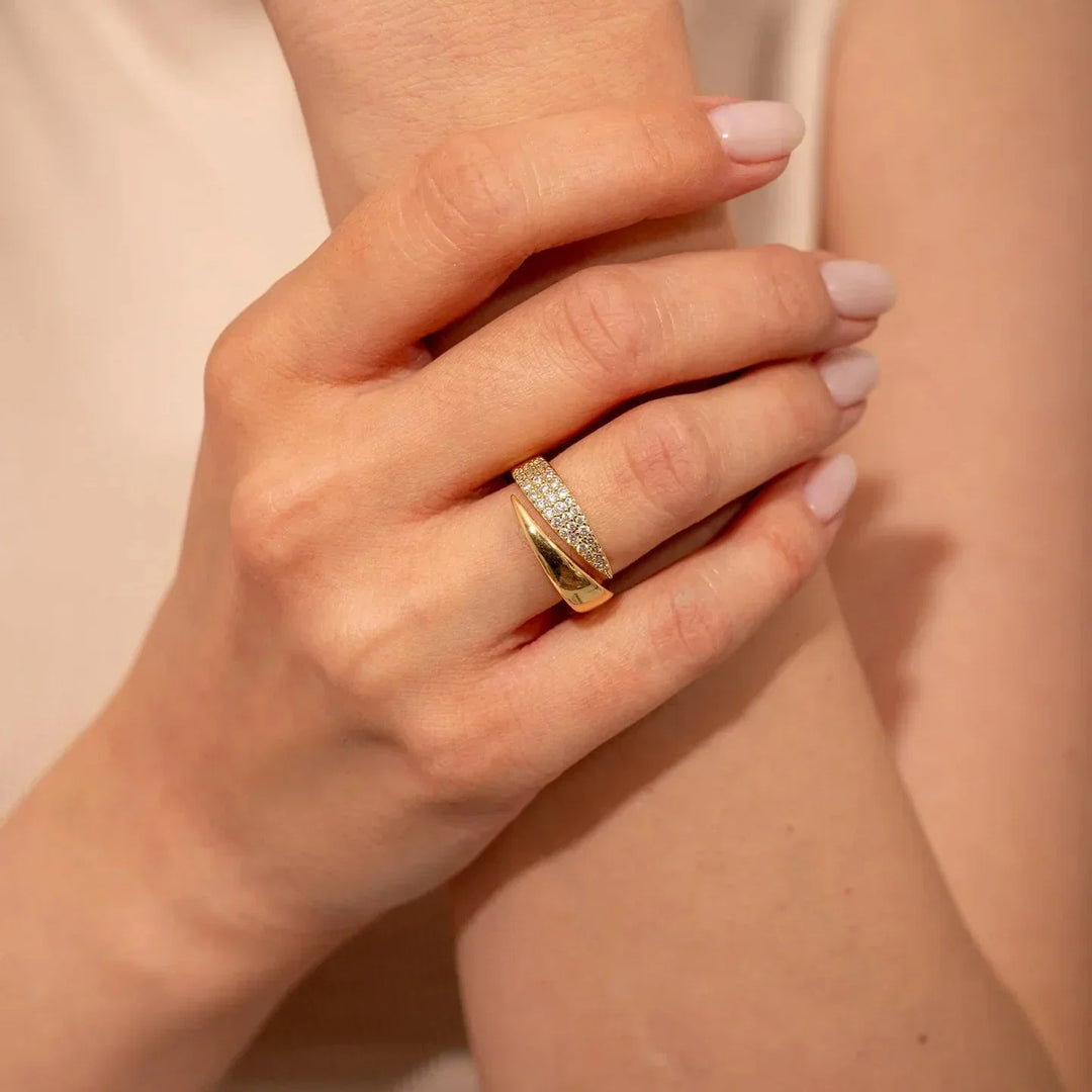 Chic Gold Ring Featuring a Dazzling Gemstone