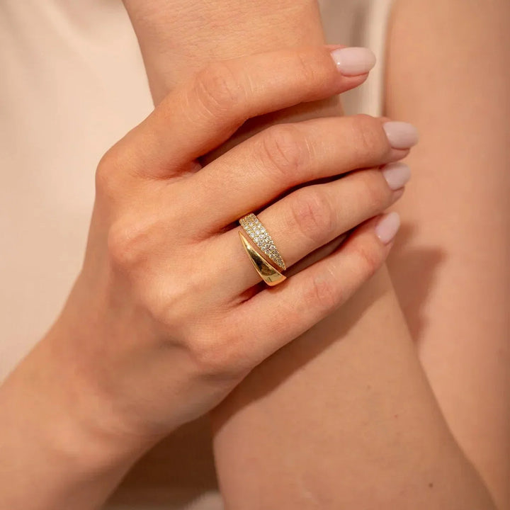 Chic Gold Ring Featuring a Dazzling Gemstone