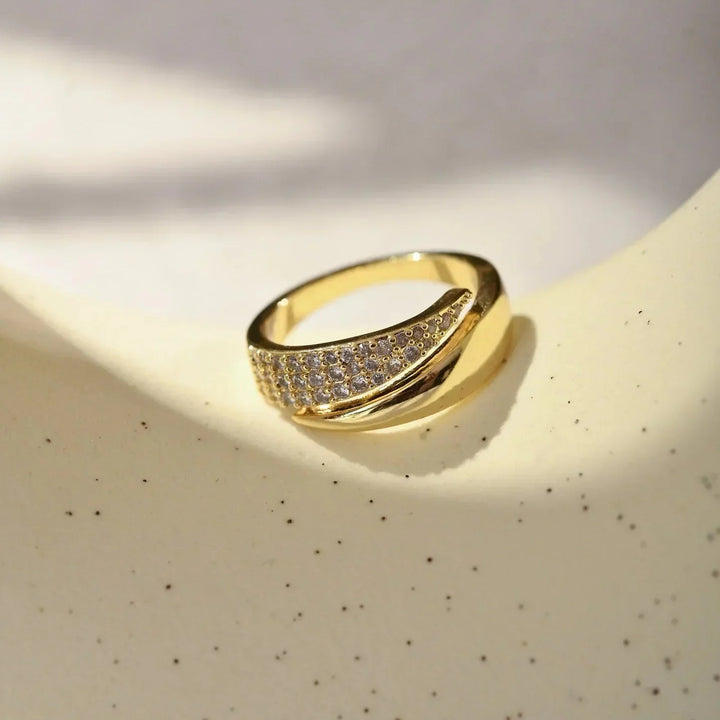 Chic Gold Ring Featuring a Dazzling Gemstone