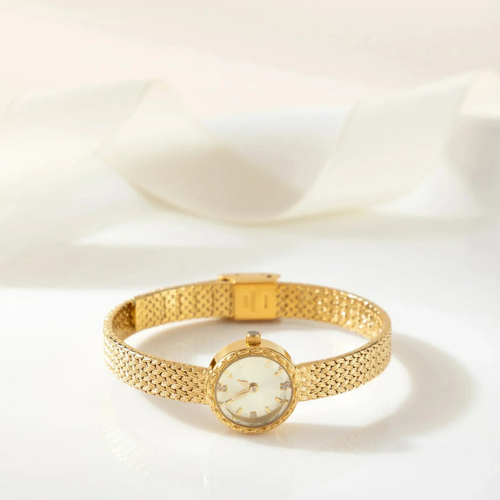 Sara | Sleek Minimalist Timepiece
