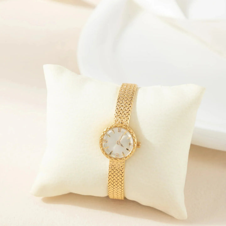 Sara | Sleek Minimalist Timepiece